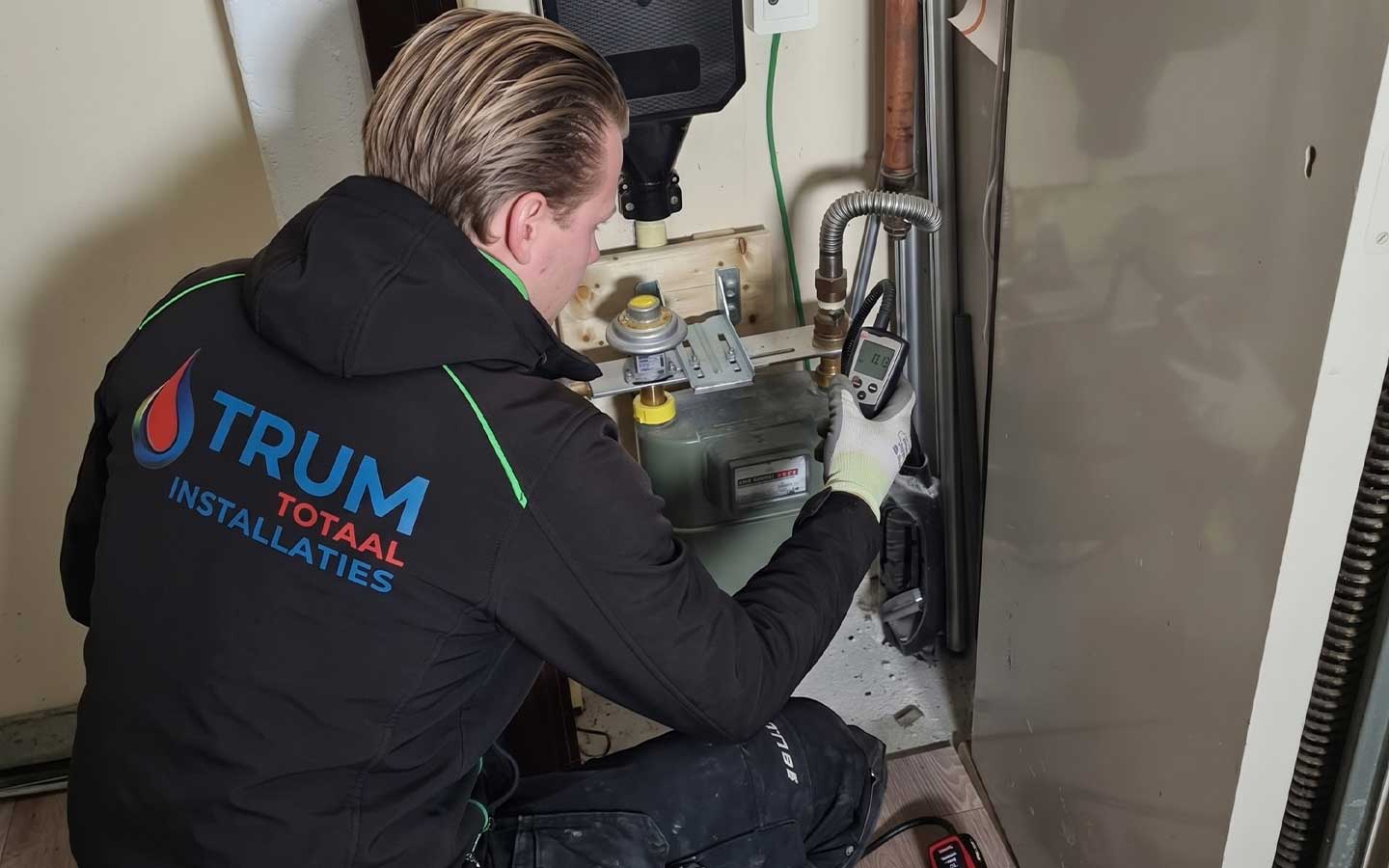 Leidingwerk-gas-meterkast-meting-door-ervaren-loodgieter-Trum-Totaal-Installaties