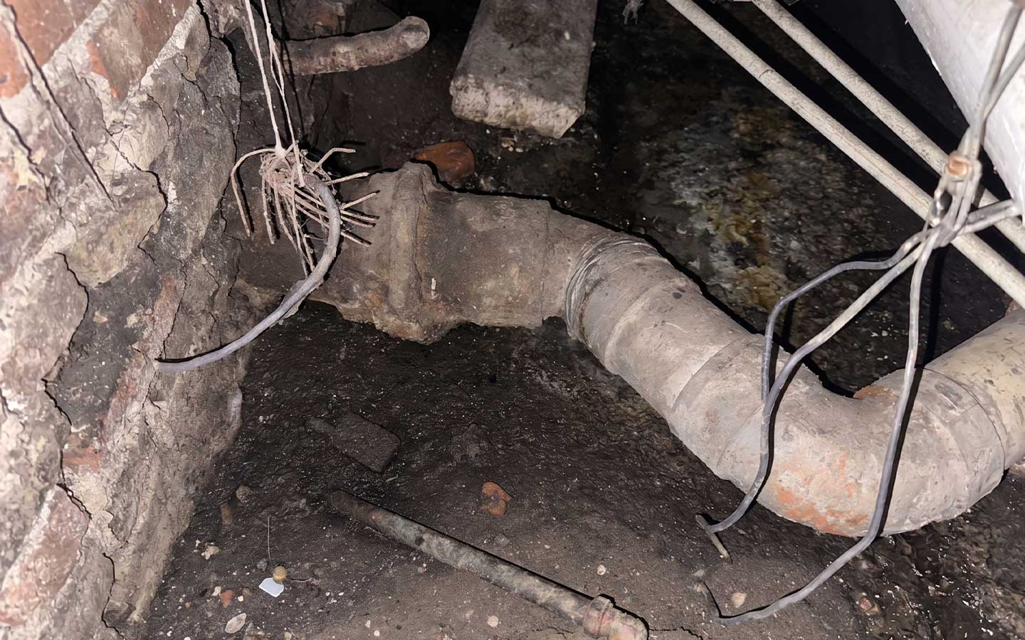 Lekkage-opsporen-kruipruimte-door-ervaren-loodgieter-Trum-Totaal-Installaties